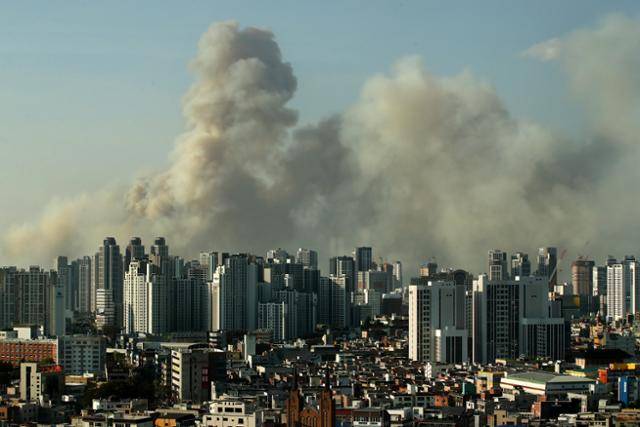 28일 대구 북구 노곡동 함지산에서 불이 나 3시간이 지나도록 꺼지지 않고 있다. 직선거리 약 8.5㎞ 떨어진 남구 영남이공대 건물에서 도심으로 연기가 치솟는 모습이 보이고 있다. 대구=뉴스1