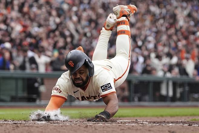 <yonhap photo-3123=""> San Francisco Giants' Heliot Ramos scores the game-winning run on a throwing error Texas Rangers first baseman Jake Burger during the ninth inning of a baseball game Sunday, April 27, 2025, in San Francisco. (AP Photo/Godofredo A. V?squez)/2025-04-28 07:56:13/ <저작권자 ⓒ 1980-2025 ㈜연합뉴스. 무단 전재 재배포 금지, AI 학습 및 활용 금지></yonhap>