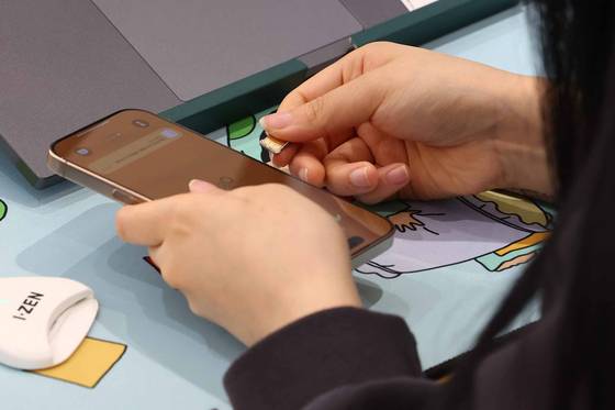 가입자 유심(USIM) 정보를 탈취당한 SK텔레콤이 유심 무료교체 서비스를 시작한 28일 서울 시내 한 SKT 대리점에서 직원이 유심 교체를 하고 있다. 연합뉴스