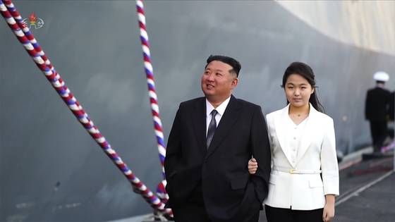 북한 조선중앙TV는 북한 김정은 국무위원장이 참석한 가운데 5,000t급 신형다목적구축함 '최현호' 진수식이 지난 25일 남포조선소에서 진행됐다고 26일 보도했다. 배에 오른 김정은과 딸 주애가 팔짱을 낀채 구내를 돌아보고 있다. 조선중앙통신=연합뉴스