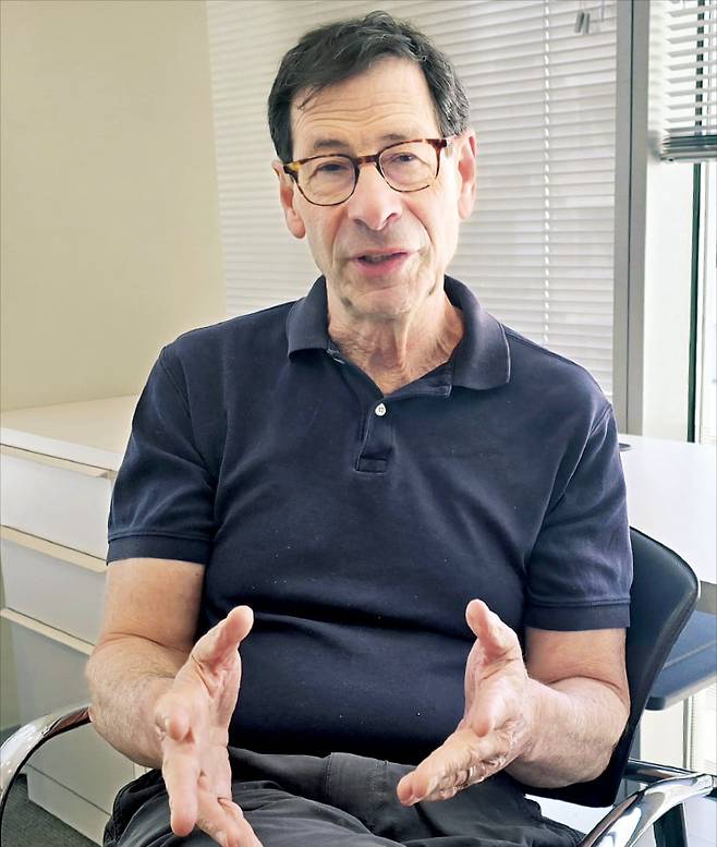 모리스 옵스펠드 미국 UC버클리 교수는 워싱턴DC 사무실에서 한국경제신문과 한 인터뷰에서 “트럼프 관세로 달러 표시 자산에 전에 없던 ‘트럼프 프리미엄(위험 수수료)’이 붙었다”며 “달러에 대한 신뢰가 약화했다”고 말했다. 워싱턴=이상은 특파원