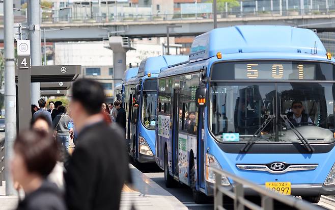 서울 시내버스 노조가 조합원을 대상으로 쟁의행위 찬반 투표를 진행한 28일 서울역버스종합환승센터에 버스가 다니고 있다. 연합뉴스