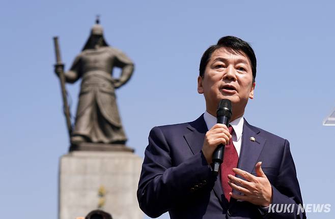 안철수 국민의힘 대선 경선 후보가 지난 8일 서울시 광화문 이순신 동상 앞에서 대선 후보 출마 기자회견을 진행하고 있다. 유희태 기자