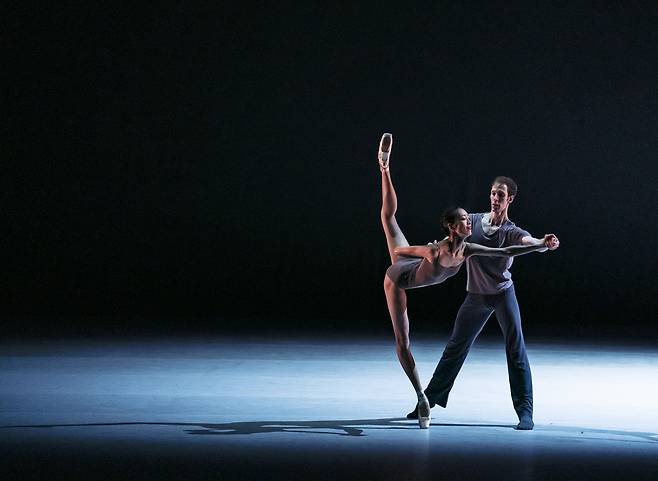 지난 2019년 한국에서 열린 ‘르 프리미에 갈라’에서 이상은이 윌리엄 포사이스의 ‘바흐 듀엣’을 추고 있다. (c)Baki