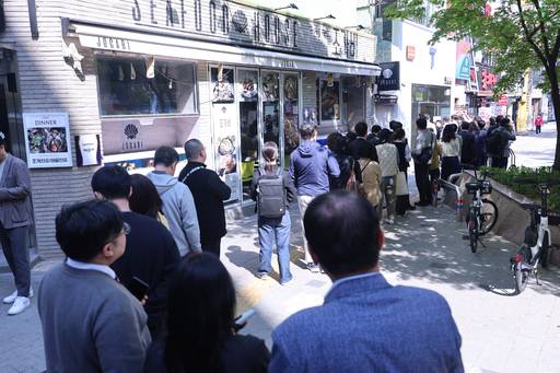 S가입자 유심(USIM) 정보를 탈취당한 SK텔레콤이 유심 무료교체 서비스를 시작한 28일 서울 시내 한 SKT 대리점 앞에서 시민들이 유심 교체를 위해 줄을 서 차례를 기다리고 있다. 연합뉴스