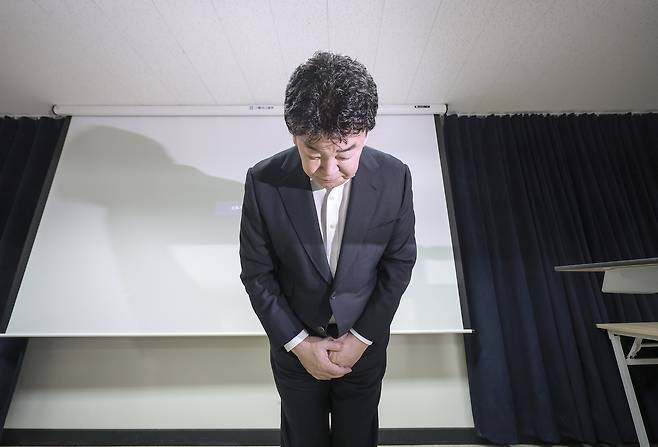 백종원 더본코리아 대표가 지난달 28일 서울 더본코리아 주주총회에서 취재진에게 인사를 하고 있다. 뉴시스