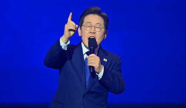 더불어민주당 대선 후보로 선출된 이재명 후보가 27일 경기 고양시 킨텍스에서 열린 '제21대 대통령선거 후보자 선출을 위한 수도권·강원·제주 경선 및 최종 후보자 선출 대회'에서 수락 연설을 하고 있다. 조주현기자