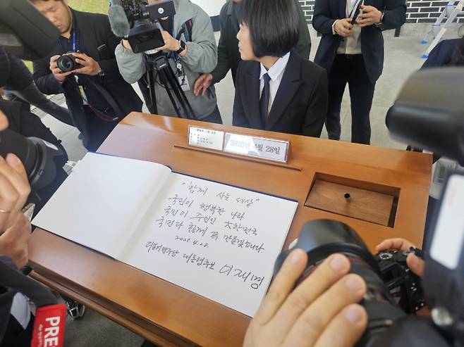 이재명 더불어민주당 대선 후보가 공식 일정을 시작하며 서울 동작구 국립서울현충원을 찾아 역대 대통령들의 묘역을 모두 참배했다. 사진은 이재명 후보가 현충탑에 헌화·분향한 뒤 방명록을 남긴 모습. /사진=공동취재