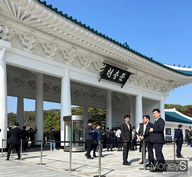사진은 서울 동작구 국립현충원의 현충문 앞에 민주당 의원들이 모여있는 모습. /사진=김성아 기자