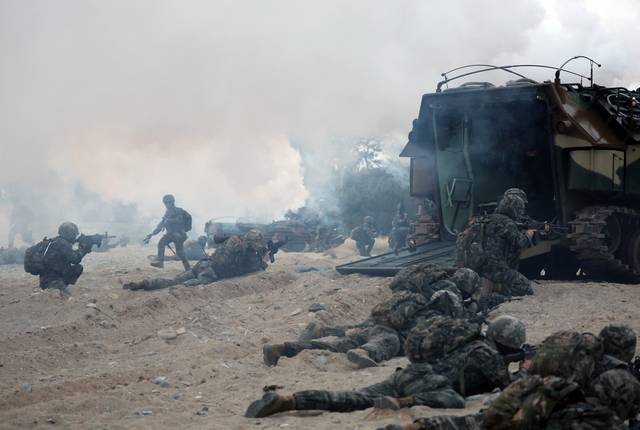 28일 오전 경북 포항시 북구 독석리 해안 일대에서 열린 해군·해병대 25년 전반기 합동상륙훈련 결정적 행동에서 해병대원들이 사주경계를 하고 있다. 뉴시스 제공