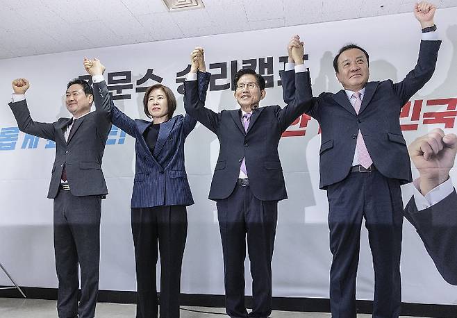 김문수 후보 캠프는 28일 재선 김미애(해운대 을, 왼쪽에서부터 두번째) 의원을 사회통합총괄본부장으로 영입했다고 밝혔다. 연합뉴스