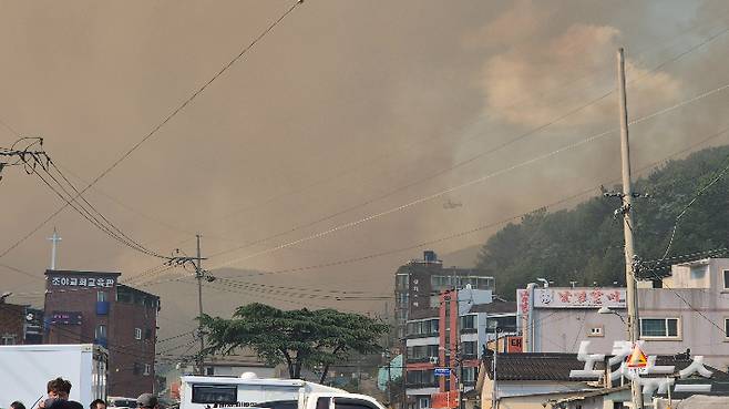 28일 오후 2시 2분 대구 북구 함지산에서 발생한 산불이 확산하고 있다. 곽재화 기자
