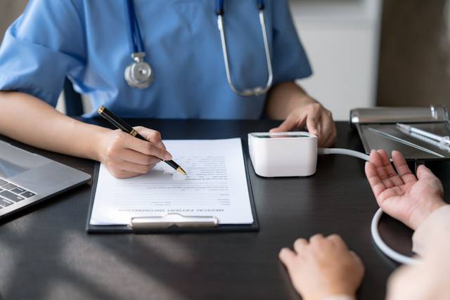 건강보험 누적준비금이 2030년 이전에 소진될 것이라는 연구결과가 나왔다. 사진은 기사의 특정 사실과 관련 없음. 게티이미지뱅크