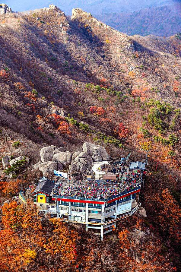 팔공산국립공원 갓바위에 몰린 탐방객. 팔공산은 작년 한 해 약 400만 명의 탐방객이 방문한 것으로 추산된다.