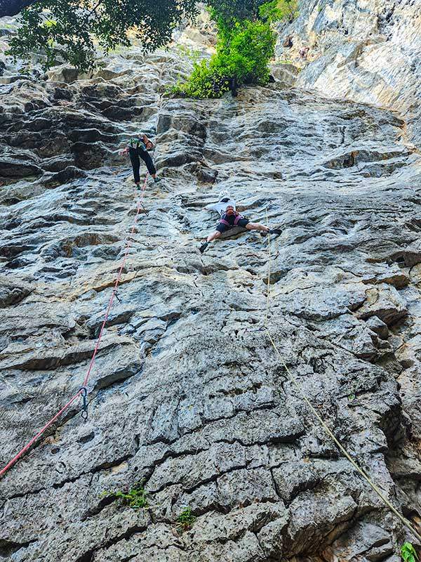 라일레이 이글 월eagle wall에서 난이도 6a+ 루트를 등반하는 윤경 선배와 수지 선배.