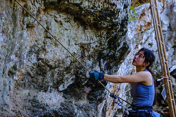 등반자의 추락에 대비해 확보에 집중하는 윤경 선배.