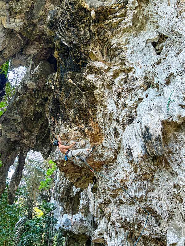 아오낭 사이버 펑크(7a) 루트를 오르는 현범 선배. 추락 없이 올라 완등했다.