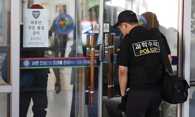고교생 흉기 난동 사건이 발생한 28일 충북 청주시 한 고등학교에서 경찰관들이 현장조사를 벌이고 있다. 청주=연합뉴스