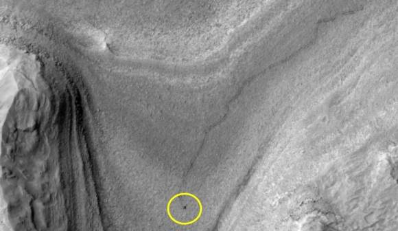 화성정찰위성(MRO)이 촬영한 큐리오시티(원안)와 그 뒤로 바퀴 자국이 보인다. NASA/JPL-Caltech/University of Arizona