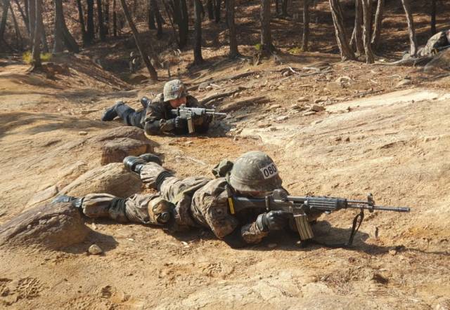 육군 훈련병들이 신병교육대 각개전투훈련장에서 훈련하는 모습. 연합뉴스