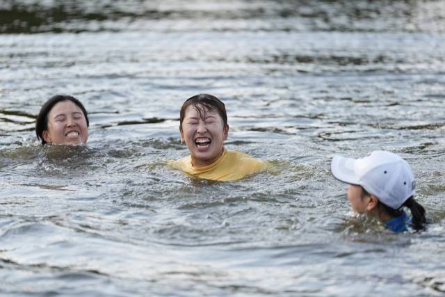 우승을 차지한 뒤 호수에 뛰어드는 세리머니를 하고 있는 사이고 마오(가운데). 사진 제공=AP연합뉴스