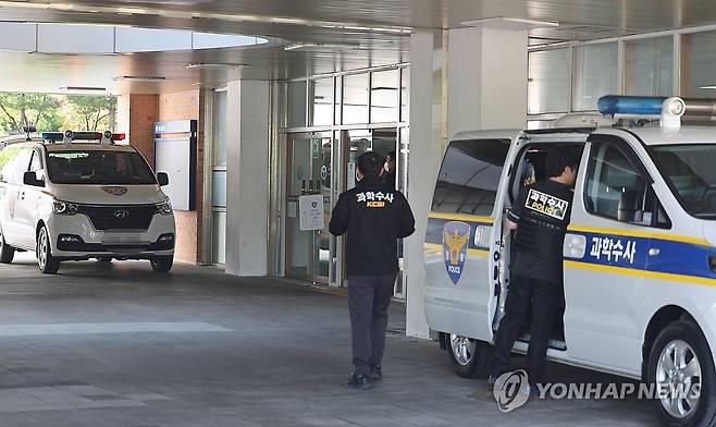 흉기 난동에 폐쇄된 청주의 한 고등학교 (청주=연합뉴스) 천경환 기자 = 28일 학생 흉기 난동이 발생한 청주의 한 고등학교에서 경찰 등이 사고 상황을 파악하고 있다. 2025.4.28 kw@yna.co.kr