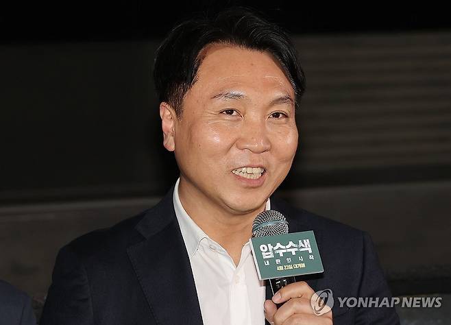 인사말하는 봉지욱 기자 (서울=연합뉴스) 이재희 기자 = 14일 서울 성동구 CGV 왕십리점에서 열린 다큐 영화 '압수수색: 내란의 시작' 시사 간담회에서 봉지욱 뉴스타파 기자가 인사말을 하고 있다. 2025.4.14 scape@yna.co.kr