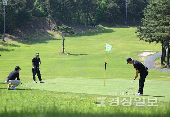 ▲ 남자A부에 출전한 참가자들이 동코스 7번홀에서 퍼팅을 하고 있다.