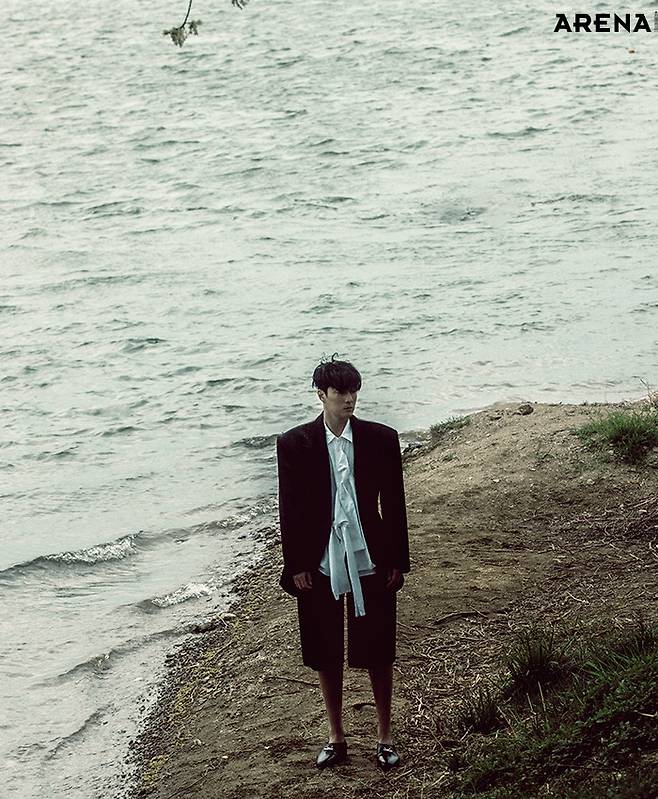 재킷·팬츠 모두 YCH, 화이트 셔츠 꼼 데 가르송 옴므 플러스 by 10 꼬르소 꼬모, 로퍼 맥퀸 제품.