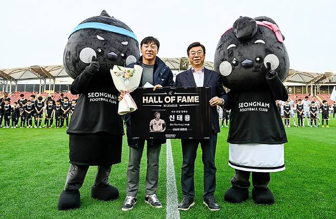 성남FC 비상근 단장을 맡은 신태용 전 감독이 신상진 성남시장과 함께 기념촬영을 하고 있다. 사진=성남FC