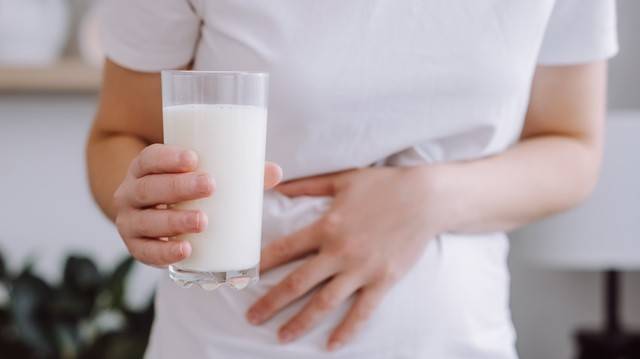 유당불내증이 있으면 우유를 마신 후 복통과 설사 등의 증상이 나타날 수 있다|출처: 게티이미지뱅크