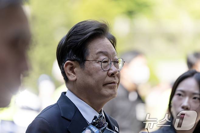 이재명 더불어민주당 대선 후보가 29일 오전 서울 서초구 서울중앙지방법원에서 열린 '대장동 배임 및 성남FC 뇌물' 1심 속행 공판에 출석하고 있다. 2025.4.29/뉴스1 ⓒ News1 이승배 기자