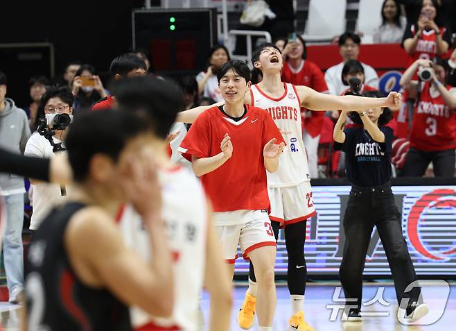 29일 오후 경기 수원시 권선구 수원KT소닉붐아레나에서 열린 '2024-2025 KCC 프로농구' 4강 플레이오프 4차전, 수원 KT와 서울 SK의 경기에서 승리를 거둔 SK 선수들이 기뻐하고 있다. 이날 경기는 서울 SK가 69대57으로 승리했다. 2025.4.29/뉴스1 ⓒ News1 김영운 기자
