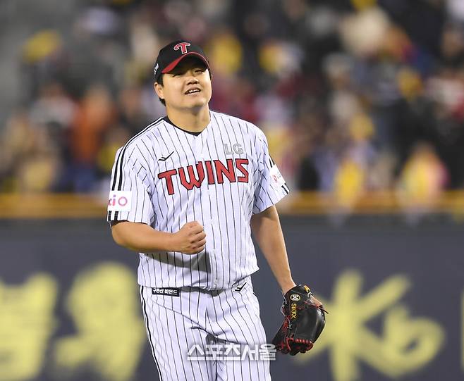 LG 투수 장현식이 15일 잠실구장에서 열린 2025 KBO리그 삼성과 경기 9회초 1사1,2루 상대 류지혁을 병살타로 처리한 후 환호하고 있다. 잠실 | 최승섭기자 thunder@sportsseoul.com