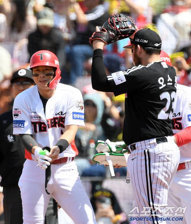 결국 웃음 참기에 실패한 박찬호.