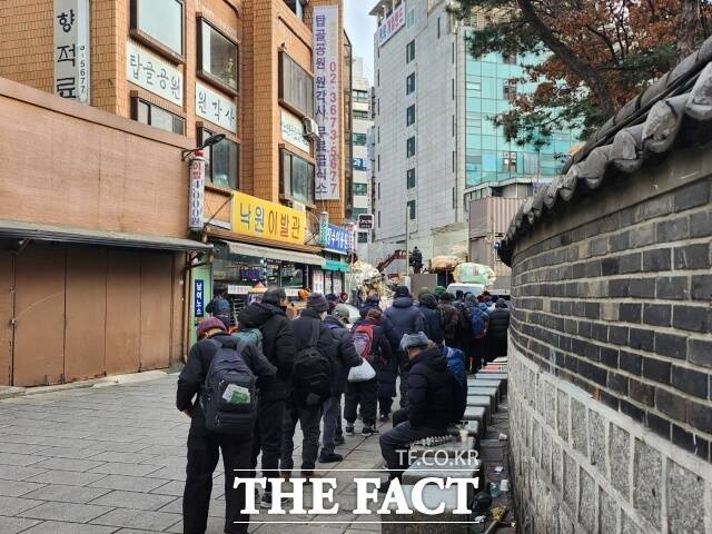 정부의 의료급여 정률제 변경 계획에 취약계층 부담이 커지고 건강권이 약화될 것이라는 우려가 나온다. 사진은 2023년 12월 19일 서울 종로구 탑골공원 인근 원각사 무료급식소 앞에서 점심을 먹기 위해 줄 선 사람들./이윤경 기자