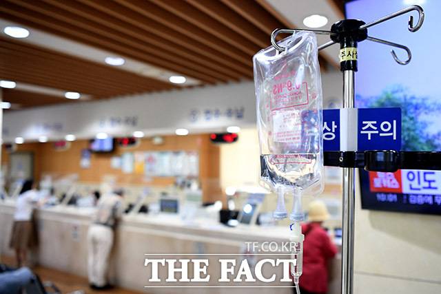 서울 동작구 서울특별시보라매병원에서 시민들이 진료 수납을 하고 있다. 사진은 기사 내용과 관련 없음./더팩트 DB