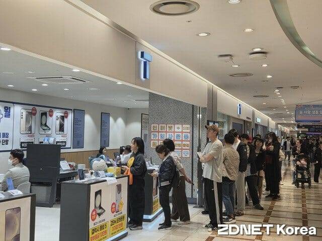 SKT 대리점 앞 줄선 이용자들