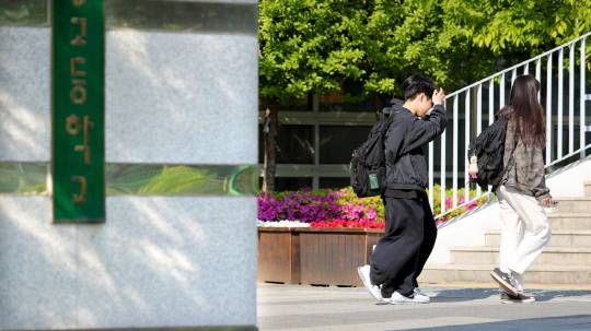 지난 28일 청주의 한 고등학교에서 흉기 난동이 벌어진 가운데 학생들이 수업을 마치고 귀가하고 있다. 김영태 기자