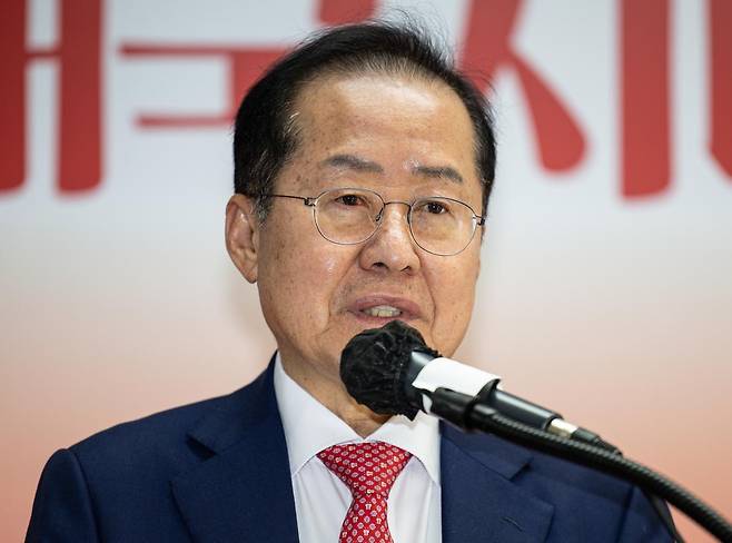 국민의힘 3차 경선에 진출하지 못한 홍준표 전 대구시장이 29일 오후 서울 여의도 자신의 캠프 사무실에서 소회를 밝히고 있다. 2025.4.29 뉴스1