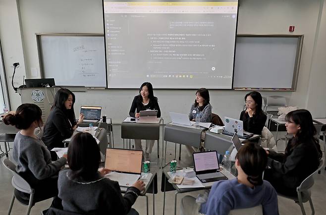 2025년 3월19일 서울 서대문구 이화여대에서 학생들과 인공지능으로 설정한 미래의 20대 이시연이 토론하고 있다. 이종근 선임기자