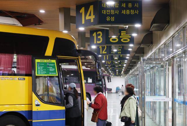 10여 년 전 800원 횡령으로 해고된 버스기사 사연이 알려지면서 "법제도가 노동자에게만 유독 가혹하다"는 지적이 나오고 있다. 지난달 성남종합버스터미널에서 승객들이 버스에 오르고 있다. 사진은 기사와 직접 연관이 없음. 연합뉴스