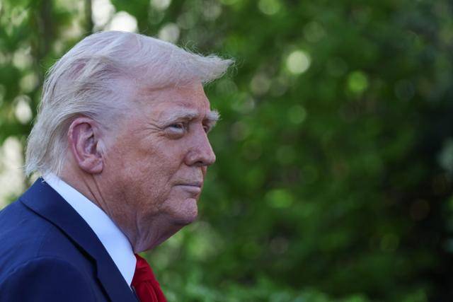 도널드 트럼프 미국 대통령이 28일 워싱턴 백악관 사우스론(남쪽 잔디밭)에서 미국프로풋볼(NFL) 결승전 슈퍼볼 우승팀인 필라델피아 이글스를 환영하는 행사에 참석해 어딘가를 응시하고 있다. 워싱턴=로이터 연합뉴스