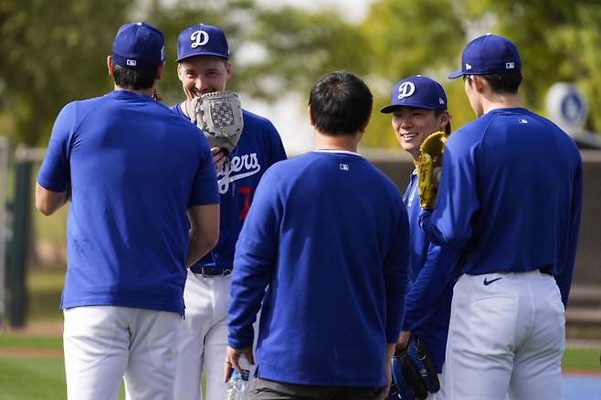 LA 다저스의 2025 스프링캠프에서 오타니, 스넬, 야마모토, 사사키가 대화를 나누고 있다. AP=연합뉴스