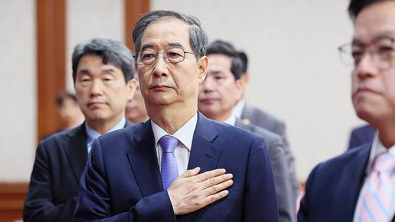 한덕수 대통령 권한대행 국무총리가 29일 정부서울청사에서 열린 제19회 국무회의에서 국기에 대한 경례를 하고 있다. 사진 국무총리실