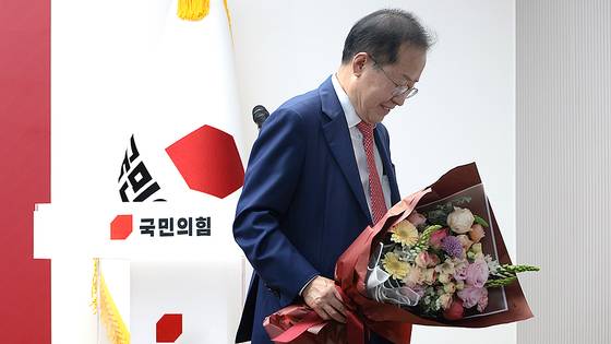 29일 서울 여의도 국민의힘 당사에서 열린 제21대 대통령 후보자 국민의힘 3차 경선 진출자 발표 행사에서 경선에 탈락 후 정계은퇴 의사를 밝힌 홍준표 후보가 기념촬영 무대에서 내려가고 있다. 국회사진기자단