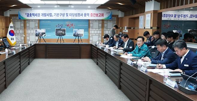 29일 영천시청 영상회의실에서 열린 ‘금호(경마공원) 역세권 개발사업 기본구상 및 타당성 조사 용역 중간보고회’에서 최기문 영천시장이 내실 있는 사업 추진을 당부하고 있다. 영천시청 제공