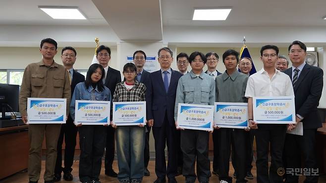권두승 명지전문대 총장과 교직원, 미얀마 유학생들이 29일 서울 서대문구 교내 총장실에서 긴급구호 장학금 및 성금 전달식을 갖고 단체사진을 촬영하고 있다. 명지전문대 제공