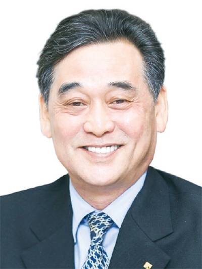 1957년생/ 미주리대 대학원 경영학 석사/ 조지아대 대학원 경영학 박사/ 금융감독원 부원장/ 충북대 국제경영학과 교수/ KB국민은행 수석부행장·전략그룹부행장/ 팬아시아리컨설팅 대표이사/ 2014년 JB자산운용 대표/ 2019년 JB금융그룹 회장(현)