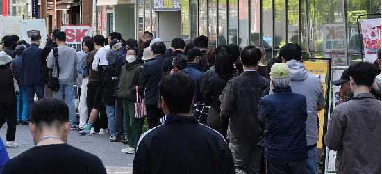 지난 28일 서울 시내 한 SKT 대리점에서 시민들이 유심 교체를 위해 줄을 서 차례를 기다리고 있다.(사진=연합뉴스)